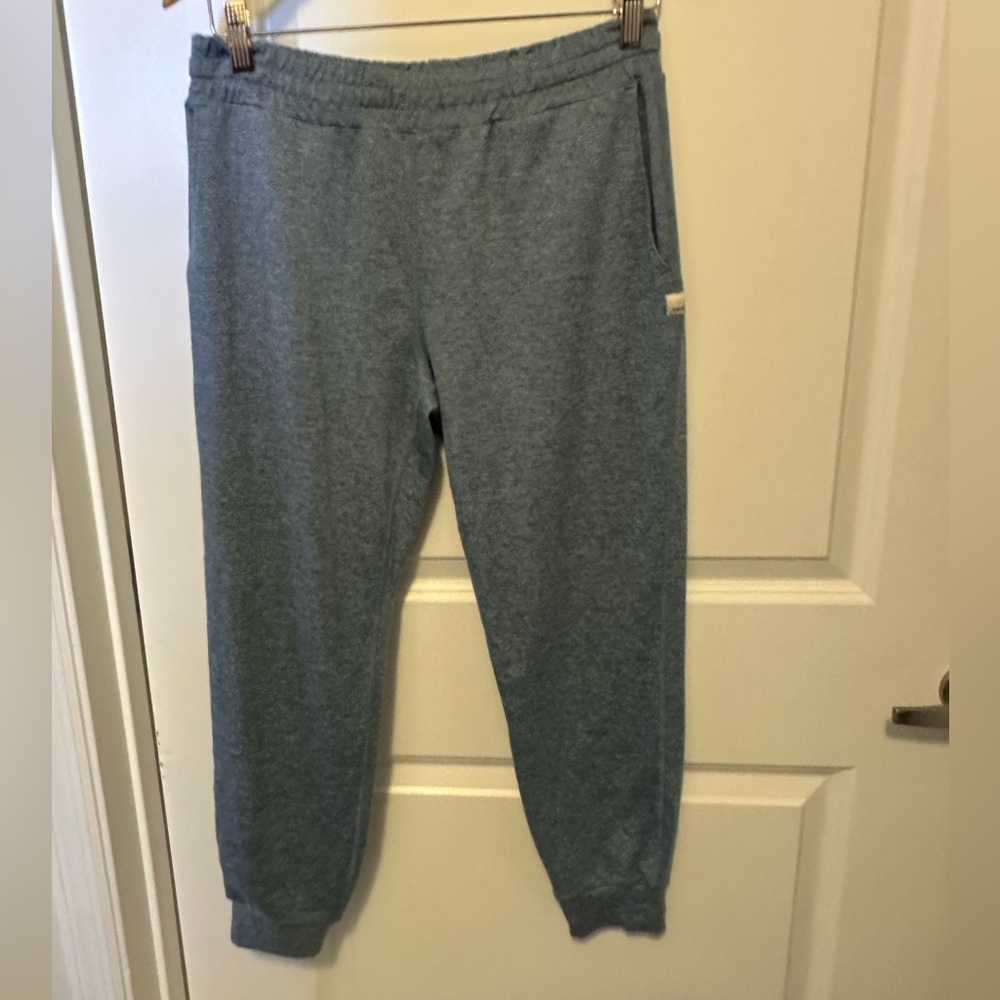Vuori womens Heather Blue Joggers. Small